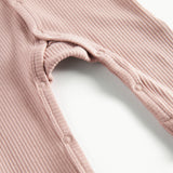 Ribbstrikket lyserød heldragt til baby i blødt materiale med lange ærmer og lange ben og tryknapper