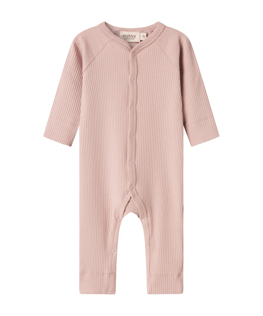 Ribbstrikket lyserød heldragt til baby i blødt materiale med lange ærmer og lange ben og tryknapper