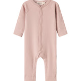Ribbstrikket lyserød heldragt til baby i blødt materiale med lange ærmer og lange ben og tryknapper
