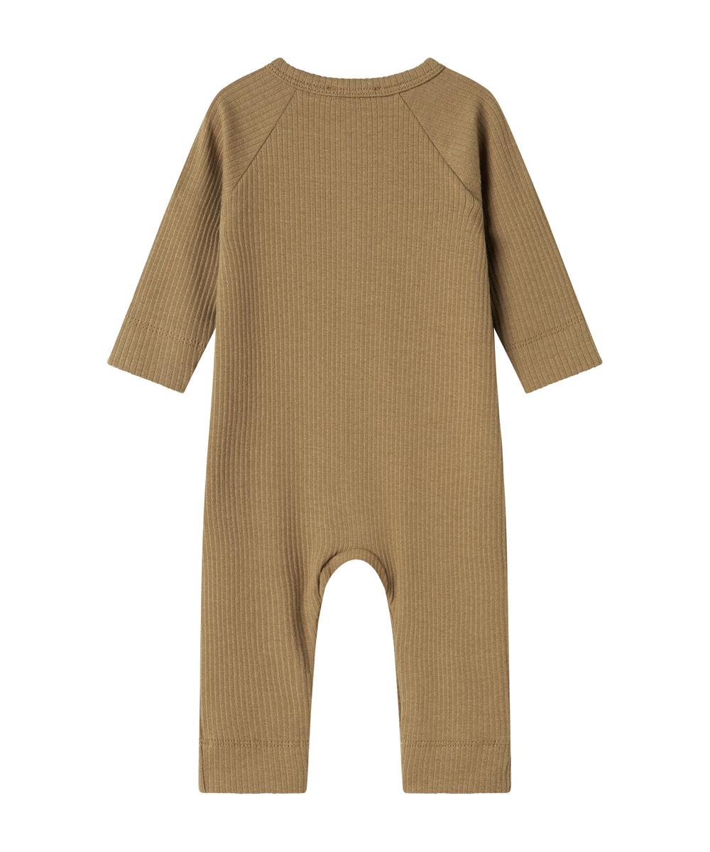 Ribbstrikket brun heldragt til baby i blødt materiale med lange ærmer og lange ben og tryknapper