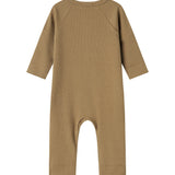 Ribbstrikket brun heldragt til baby i blødt materiale med lange ærmer og lange ben og tryknapper