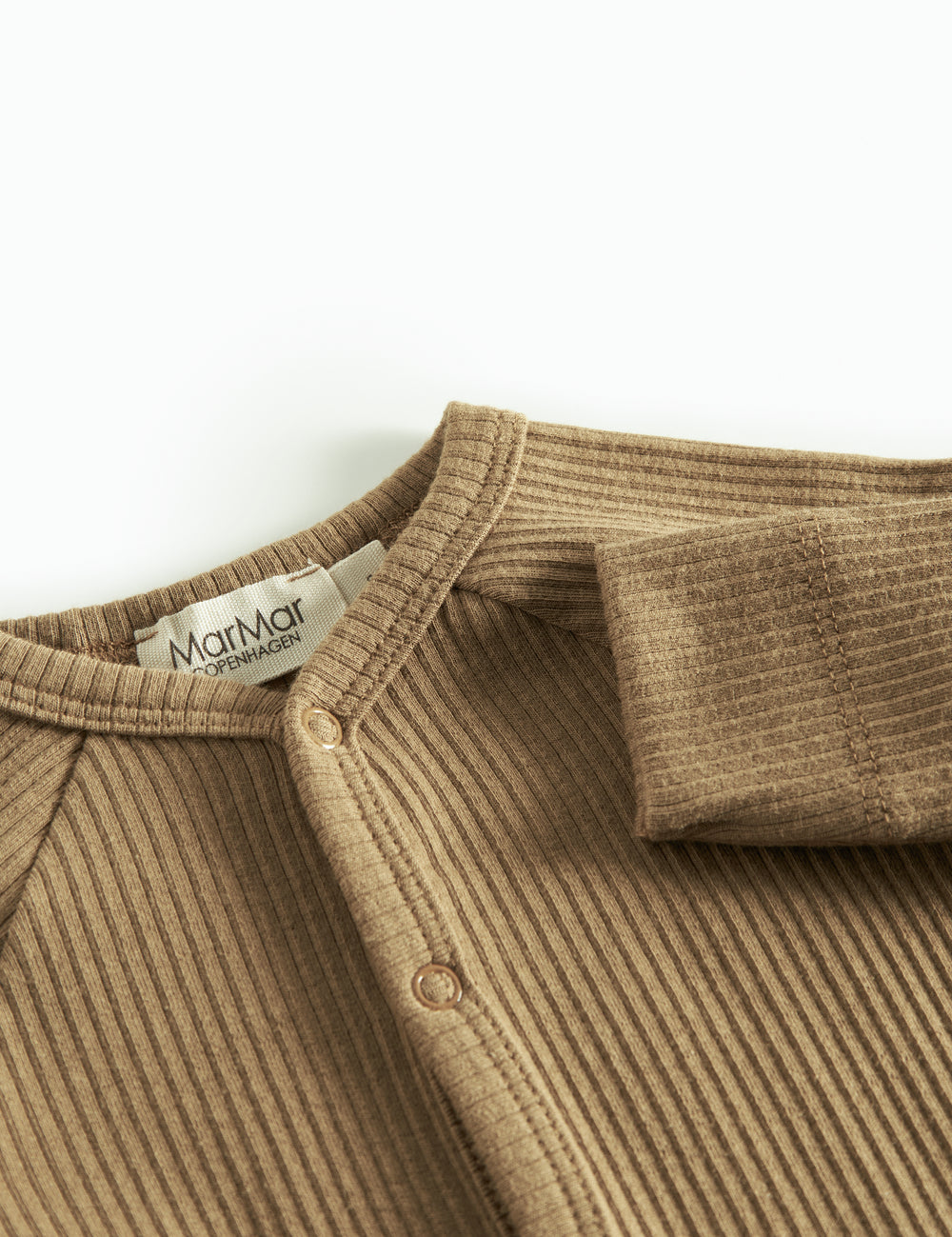 Ribbstrikket brun holdragt til baby i blødt materiale med lange ærmer og lange ben og tryknapper