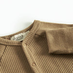 Ribbstrikket brun heldragt til baby i blødt materiale med lange ærmer og lange ben og tryknapper