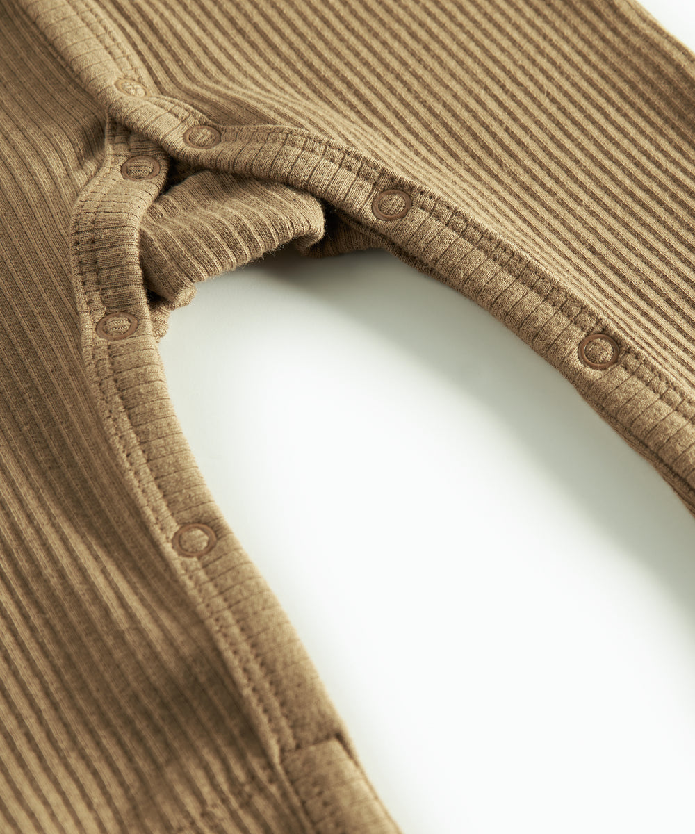 Ribbstrikket brun heldragt til baby i blødt materiale med lange ærmer og lange ben og tryknapper
