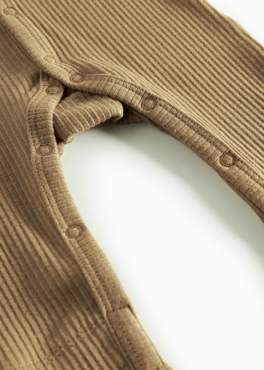 Ribbstrikket brun heldragt til baby i blødt materiale med lange ærmer og lange ben og tryknapper