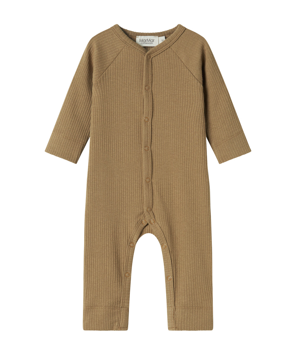 Ribbstrikket brun heldragt til baby i blødt materiale med lange ærmer og lange ben og tryknapper