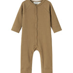 Ribbstrikket brun heldragt til baby i blødt materiale med lange ærmer og lange ben og tryknapper