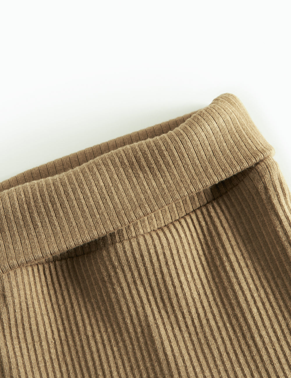 Brune ribstrikkede babybukser med nedbukket kant