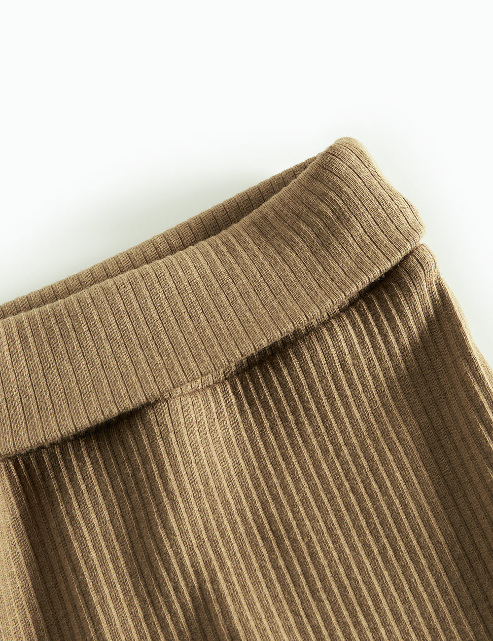 Brune ribstrikkede babybukser med nedbukket kant