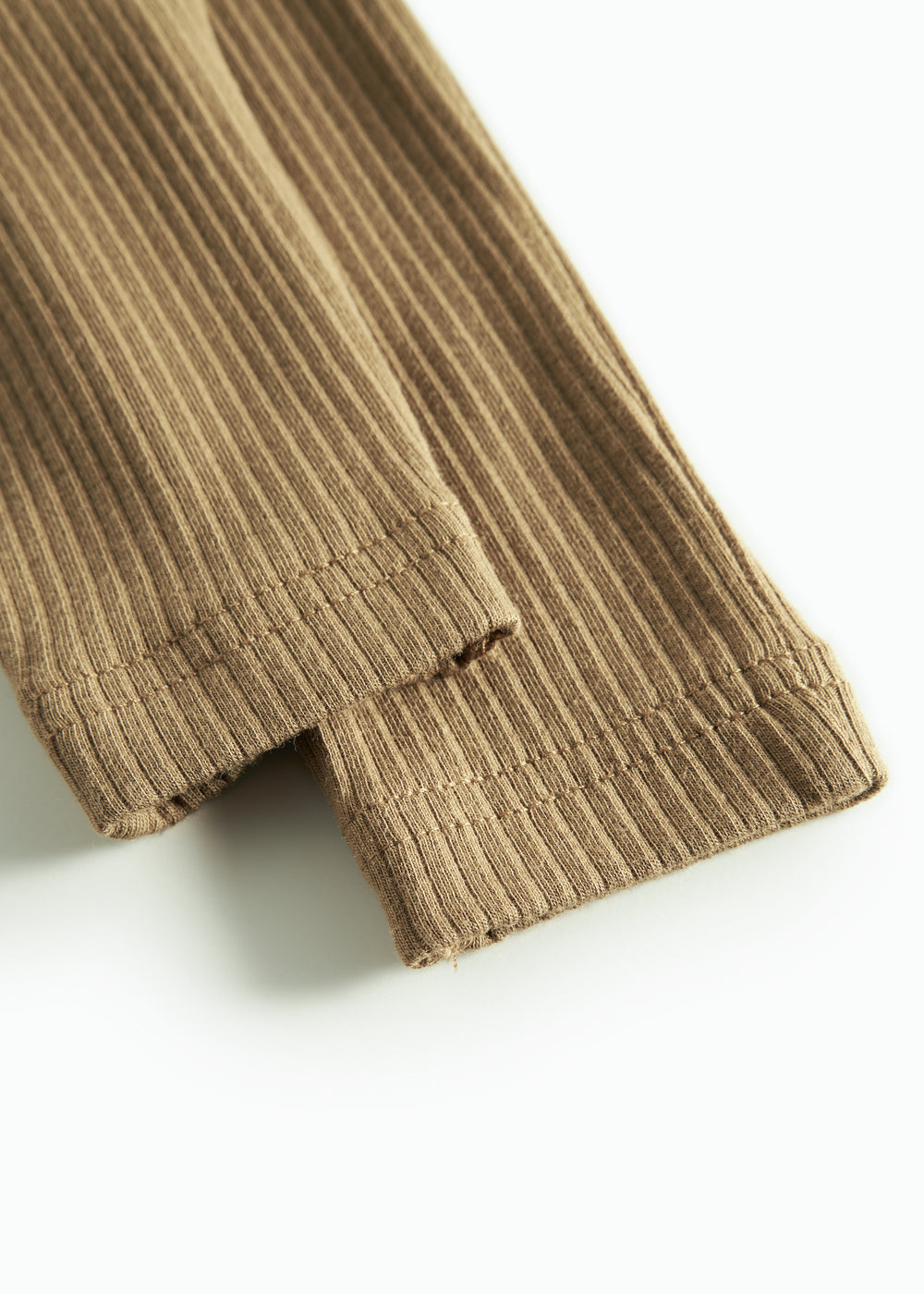 Brune ribstrikkede babybukser