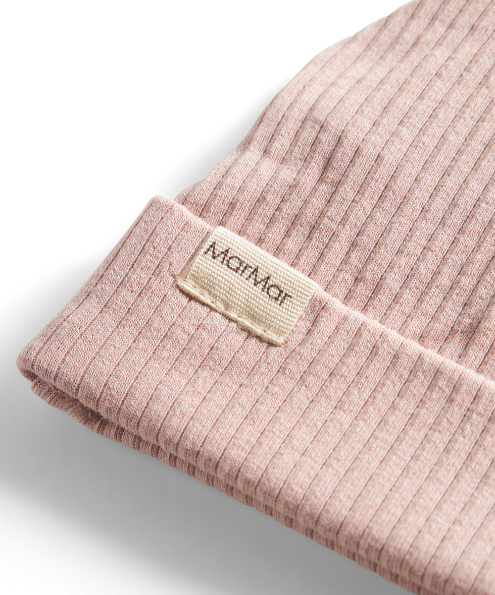 Lyserød ribstrikket babyhue med knude på toppen og opbukket kant