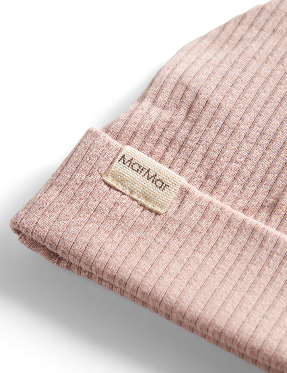 Rødt ribbet babyhjelm med knude på toppen og opbukket kant