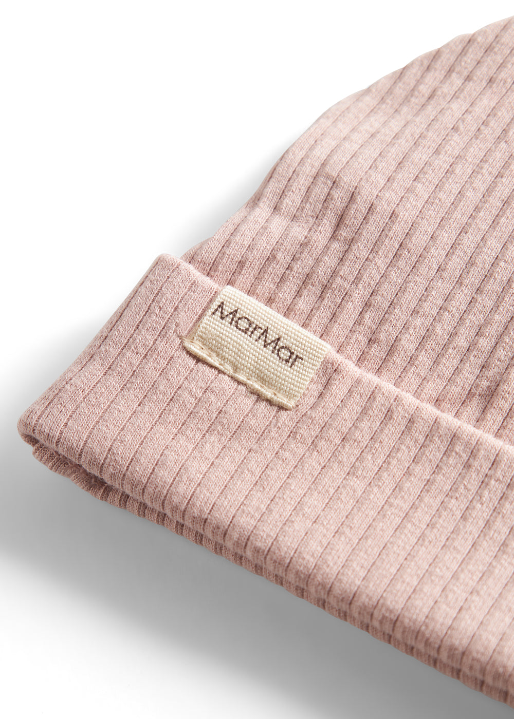 Lyserød ribstrikket babyhue med knude på toppen og opbukket kant