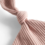 Lyserød ribstrikket babyhue med knude på toppen og opbukket kant