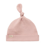 Lyserød ribstrikket babyhue med knude på toppen og opbukket kant