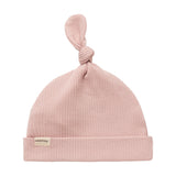 Lyserød ribstrikket babyhue med knude på toppen og opbukket kant