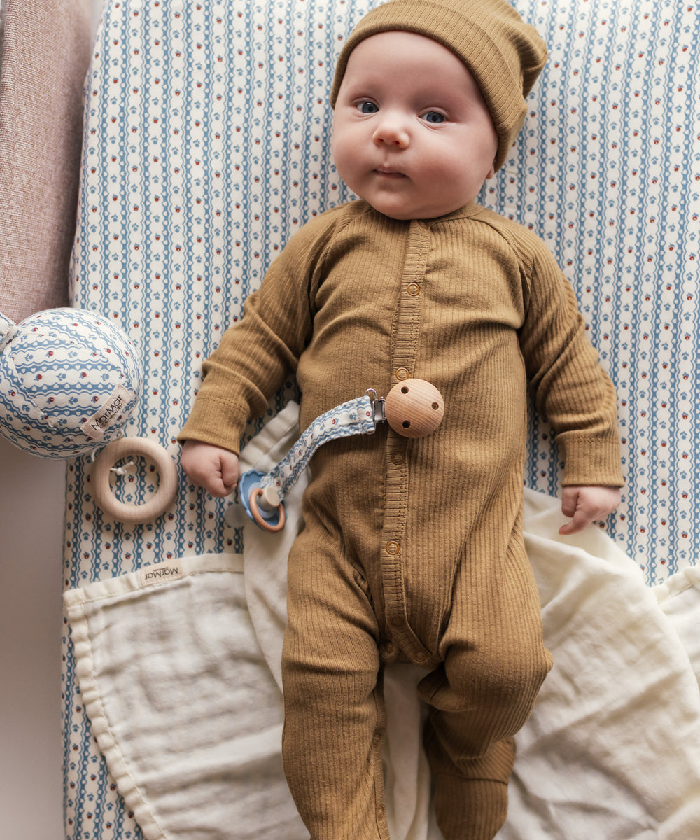 Baby i ribbstrikket brun heldragt til baby i blødt materiale med lange ærmer, lange ben, tryknapper og futter og brun babyhue