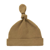 Brun ribstrikket babyhue med knude på toppen og opbukket kant