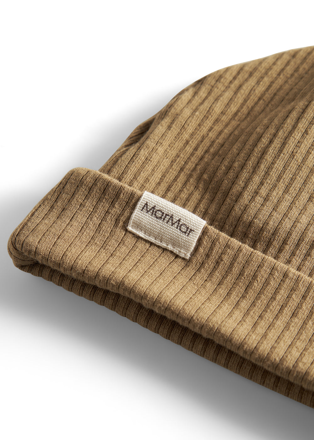 Brun ribstrikket babyhue med knude på toppen og opbukket kant