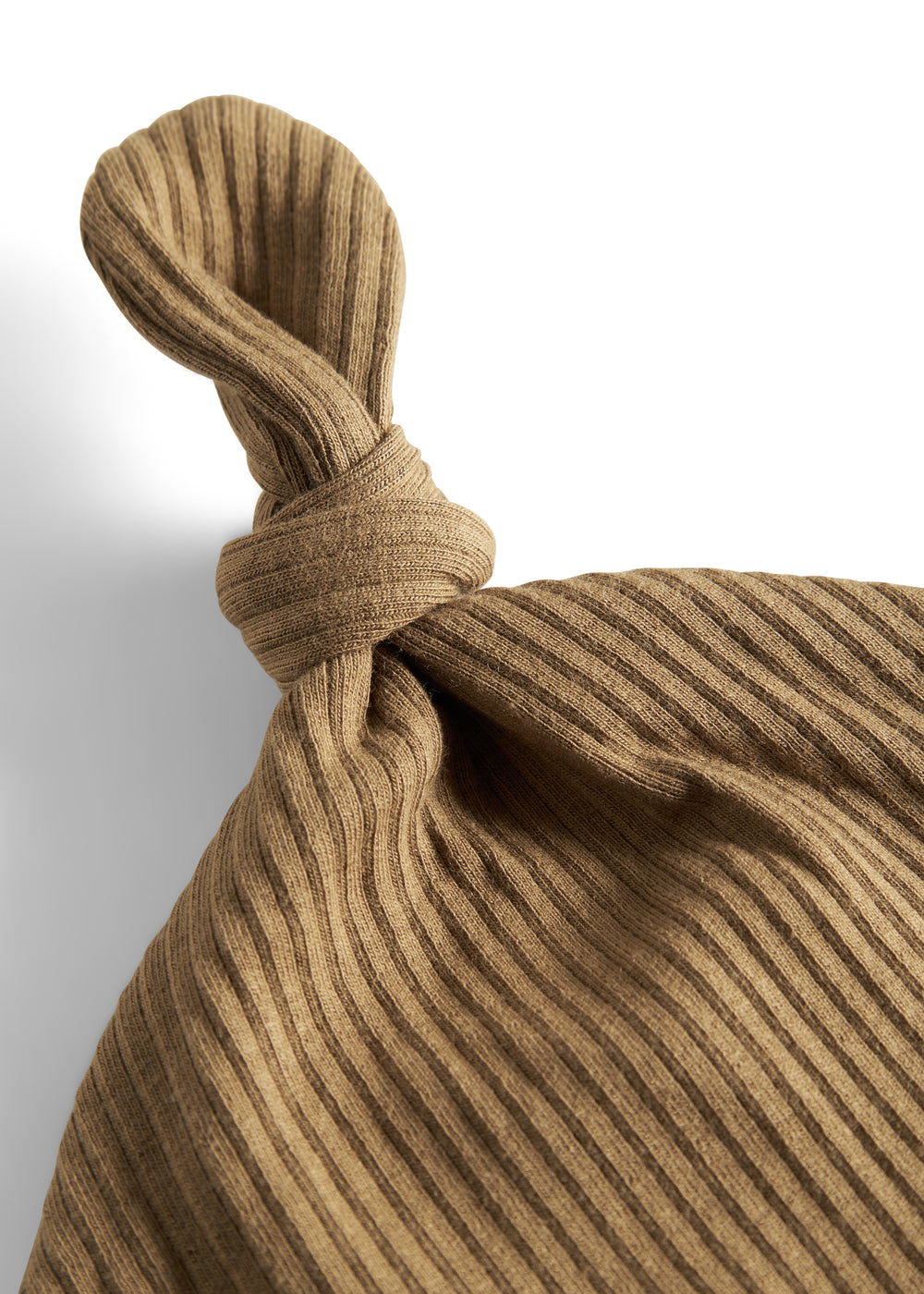 Brun ribstrikket babyhue med knude på toppen og opbukket kant