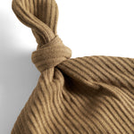 Brun ribstrikket babyhue med knude på toppen og opbukket kant