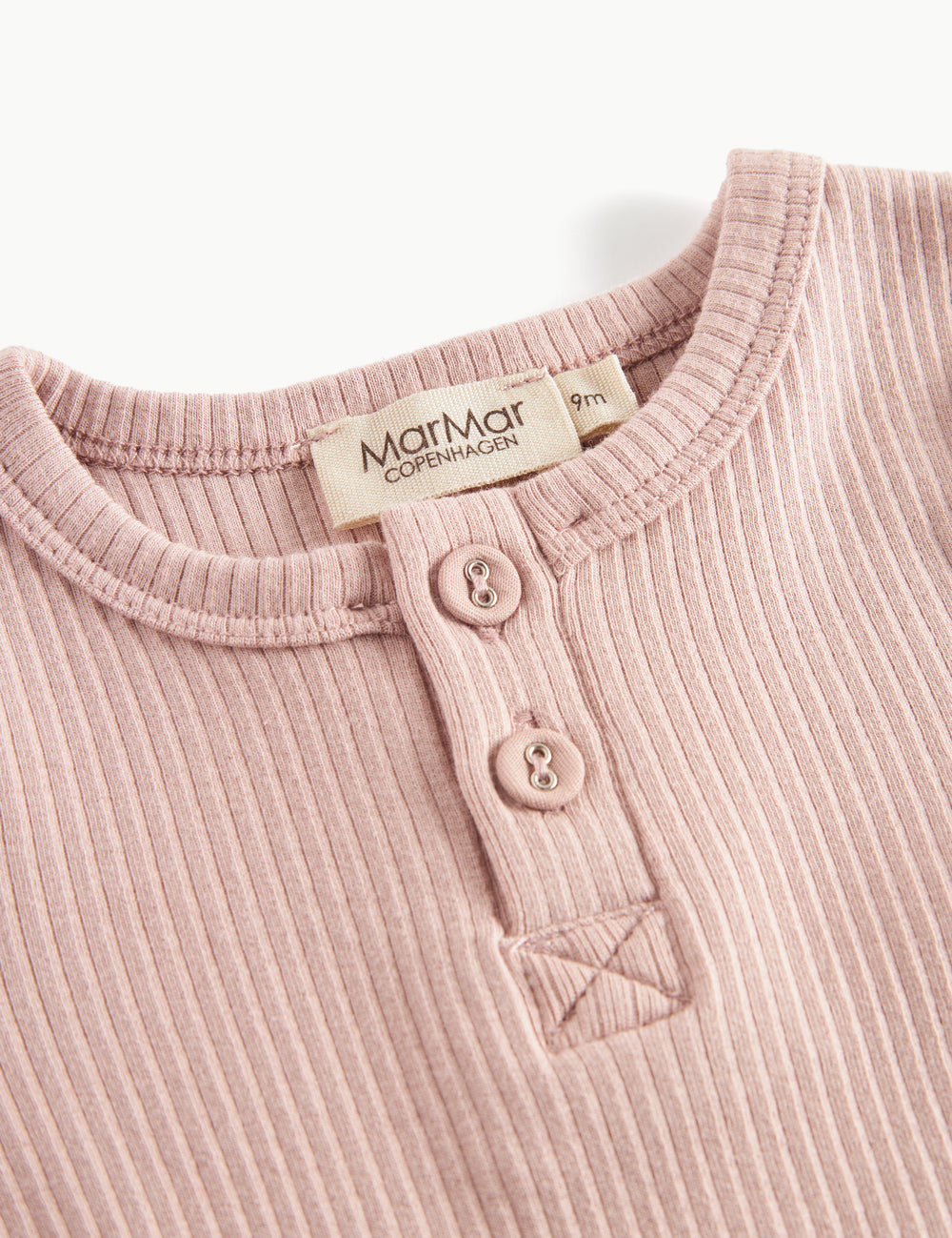 Lyserød ribstrikket babybody med lange ærmer, stolpe knaplukning og trykknapper mellem benene