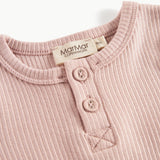 Lyserød ribstrikket babybody med lange ærmer, stolpe knaplukning og trykknapper mellem benene