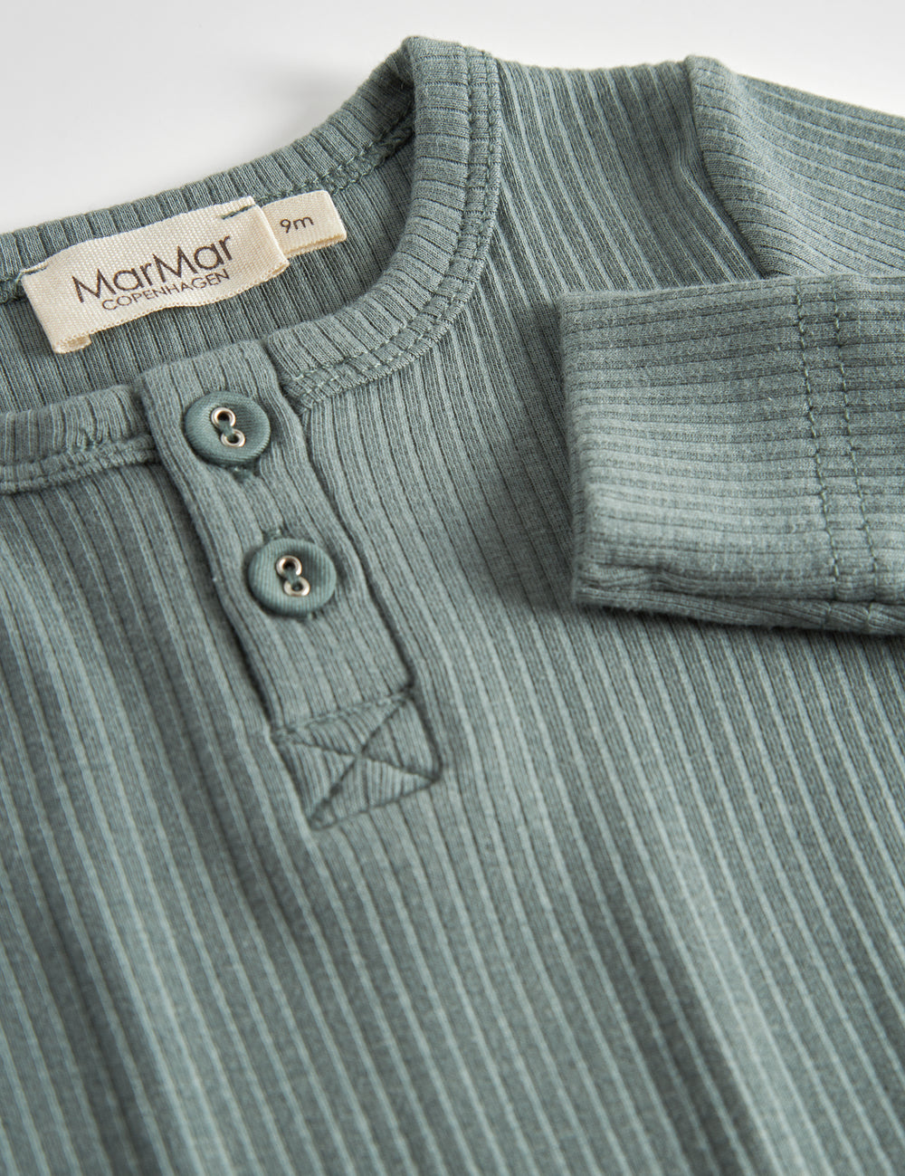 Grøn ribbet body med langeærmer og knapperapper til