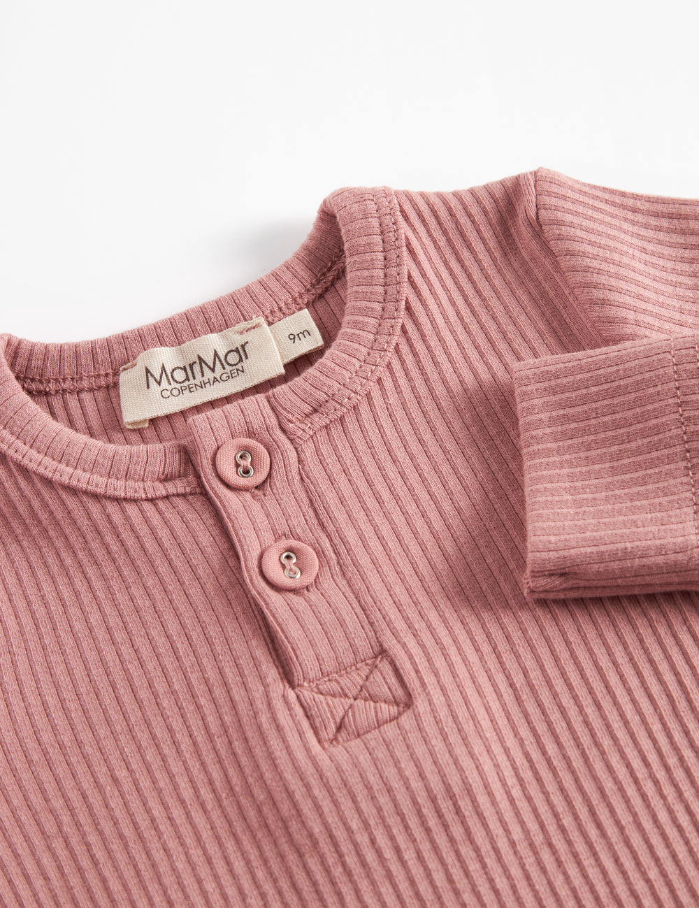 Lyserød ribstrikket babybody med lange ærmer og knapper