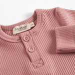 Lyserød ribstrikket babybody med lange ærmer og knapper