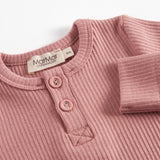 Lyserød ribstrikket babybody med lange ærmer og knapper