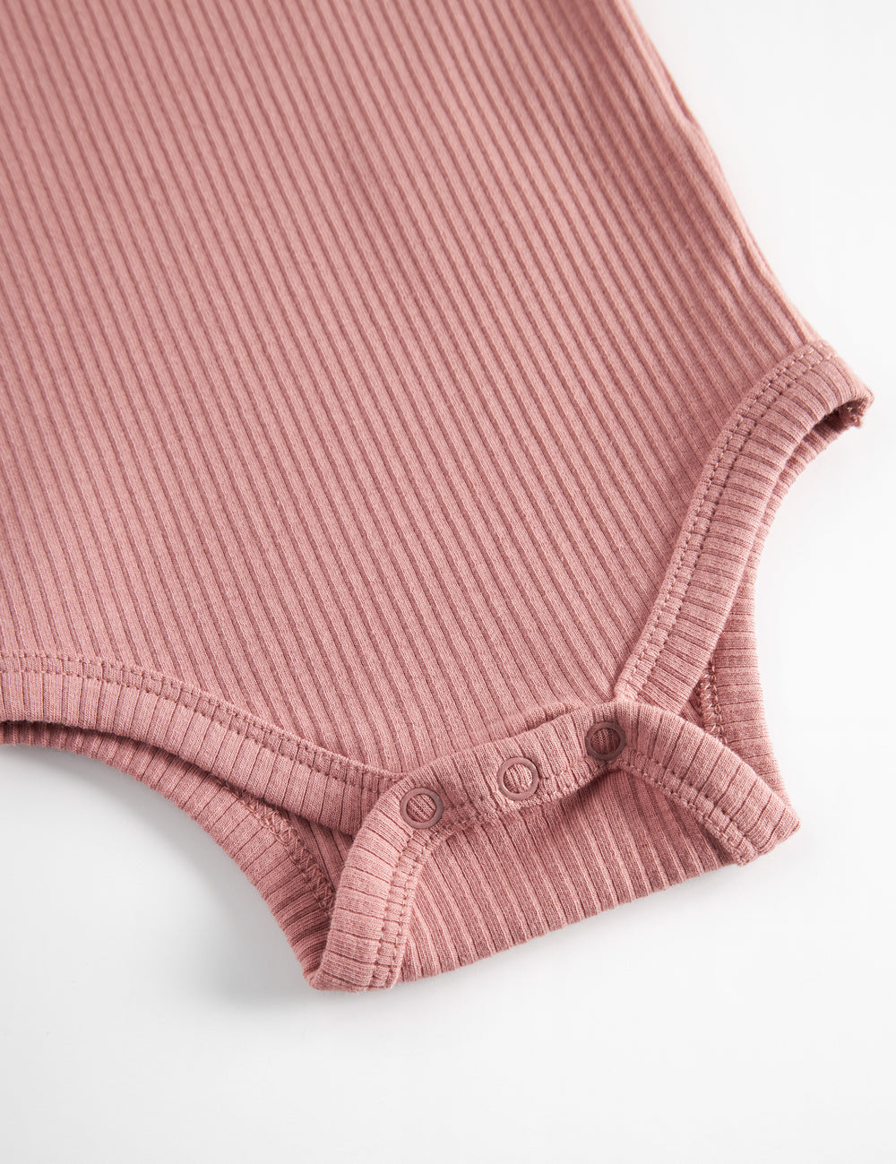 Rødt ribbet babybody med lange armer og knapper