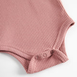 Lyserød ribstrikket babybody med lange ærmer og knapper