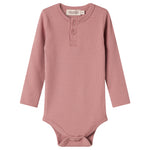 Lyserød ribstrikket babybody med lange ærmer og knapper