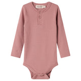 Lyserød ribstrikket babybody med lange ærmer og knapper