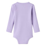 Lilla ribstrikket babybody med lange ærmer, stolpe knaplukning og trykknapper mellem benene