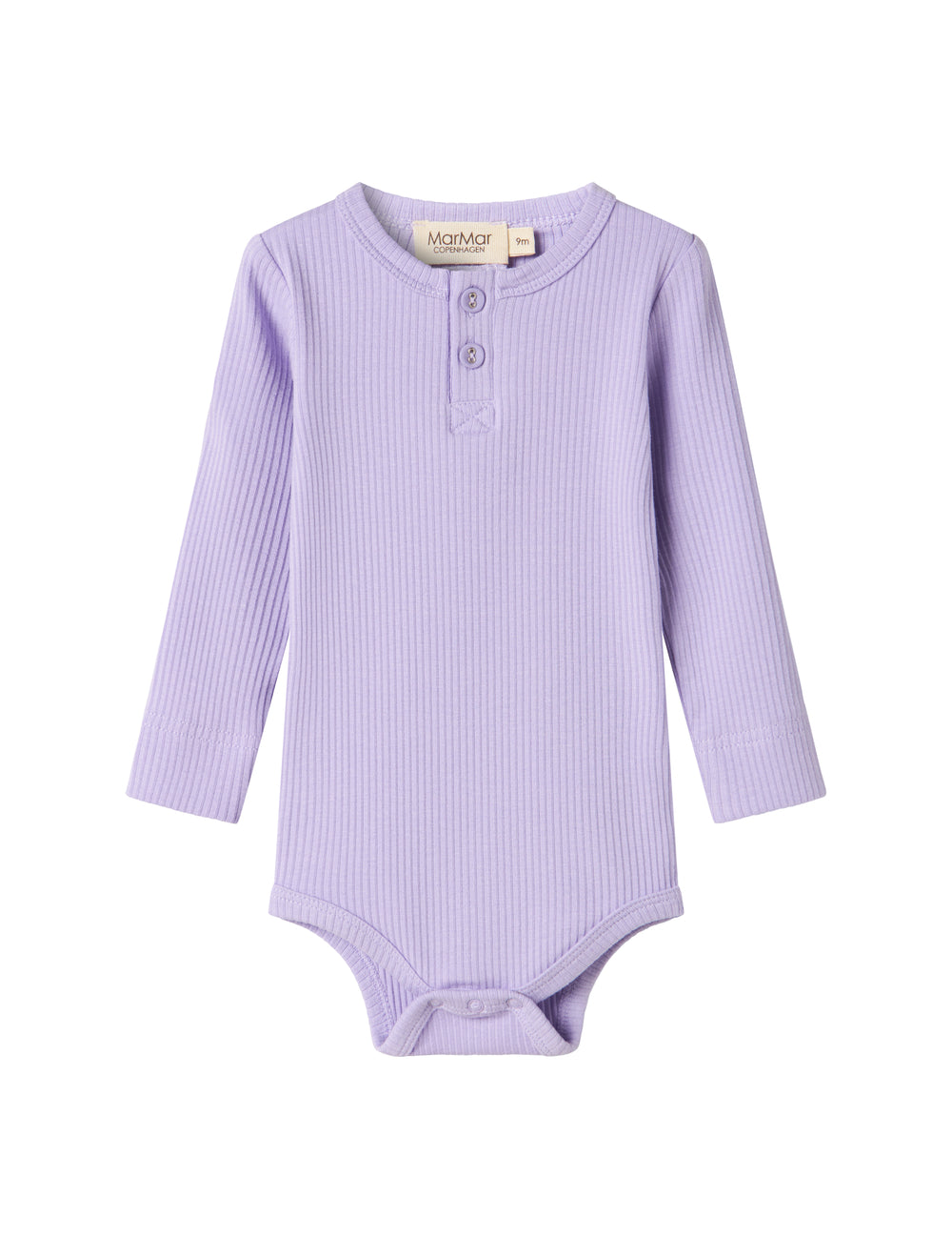 Lilla ribbstram babybody med lange langeermer, stolpe knappning og trykknapper mellem benene.