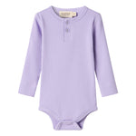 Lilla ribstrikket babybody med lange ærmer, stolpe knaplukning og trykknapper mellem benene