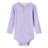 Lilla ribstrikket babybody med lange ærmer, stolpe knaplukning og trykknapper mellem benene