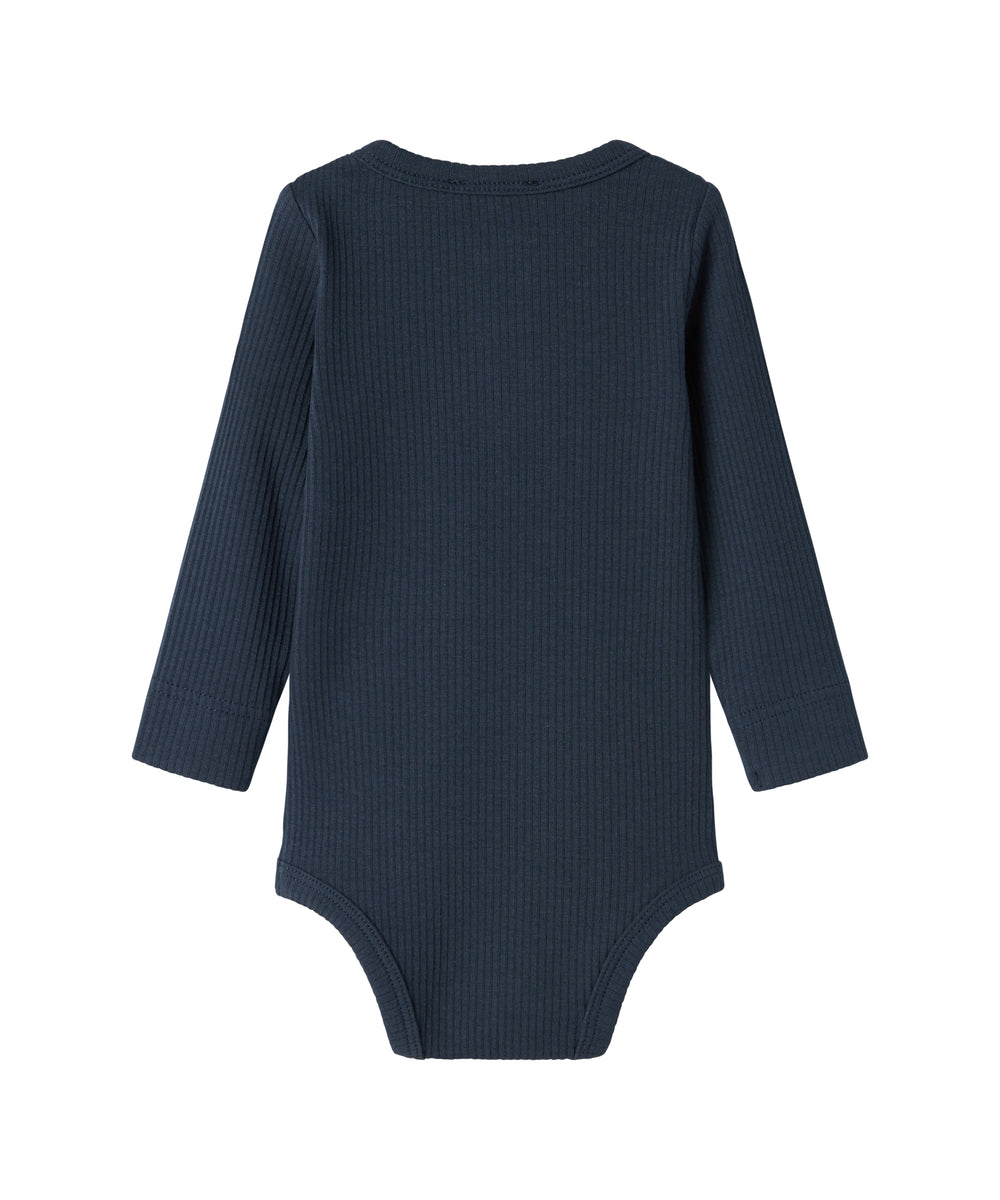 Blå ribstrikket babybody med lange ærmer, stolpe knaplukning og trykknapper mellem benene