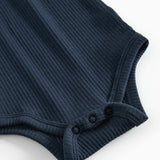 Blå ribstrikket babybody med lange ærmer, stolpe knaplukning og trykknapper mellem benene
