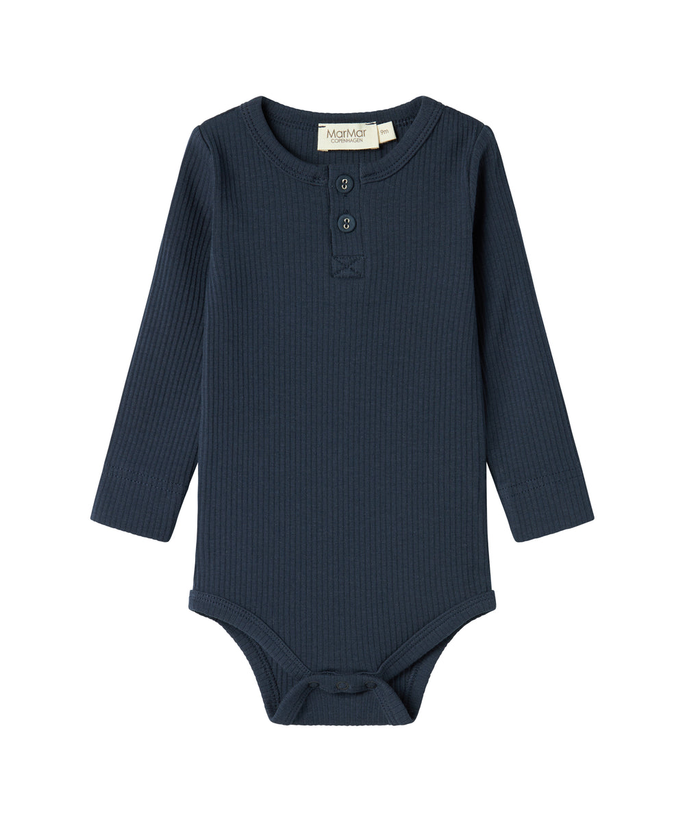 Blå ribstrikket babybody med lange ærmer, stolpe knaplukning og trykknapper mellem benene