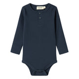 Blå ribstrikket babybody med lange ærmer, stolpe knaplukning og trykknapper mellem benene