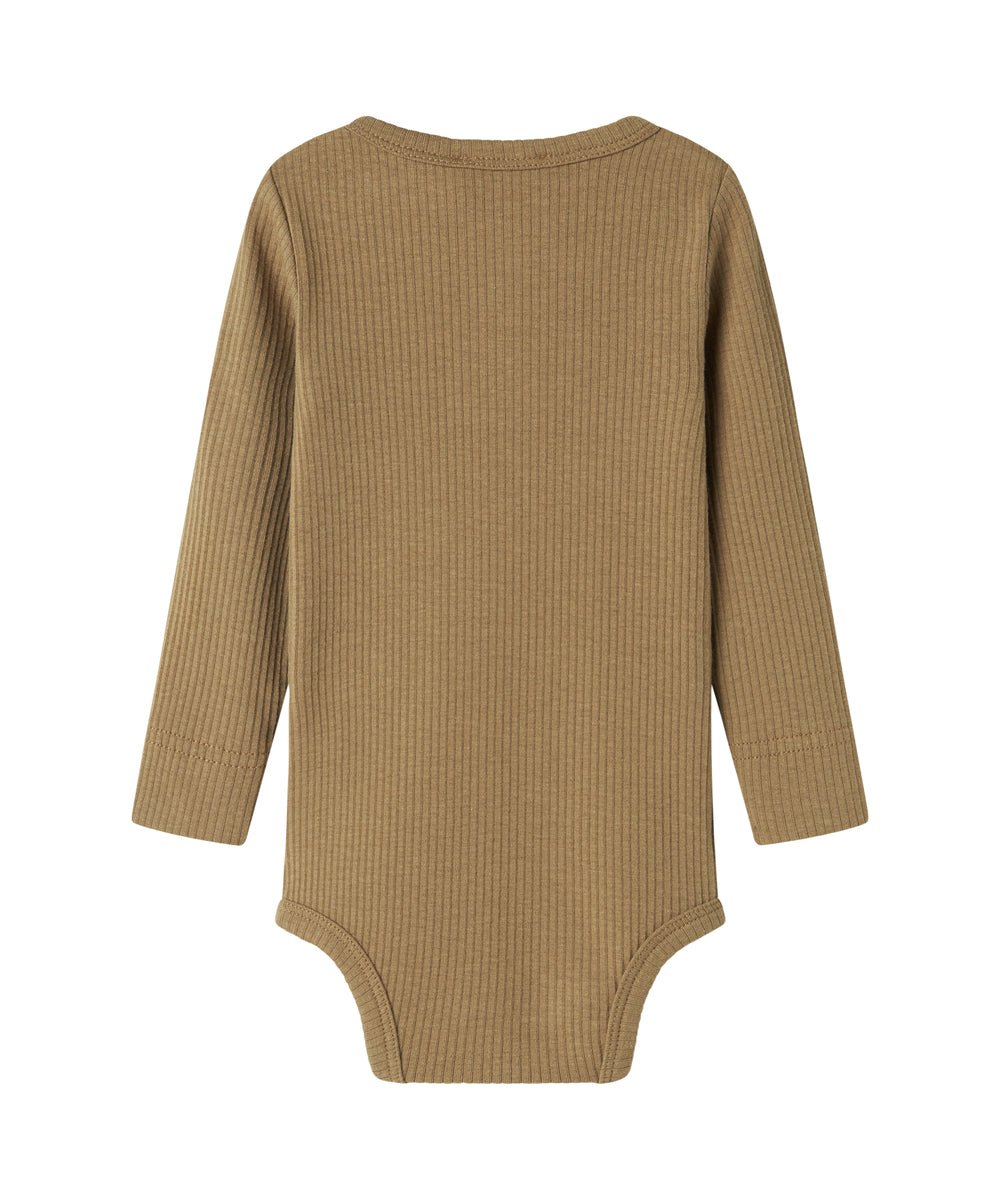 Brun ribstrikket babybody med lange ærmer, stolpe knaplukning og trykknapper mellem benene