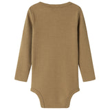 Brun ribstrikket babybody med lange ærmer, stolpe knaplukning og trykknapper mellem benene