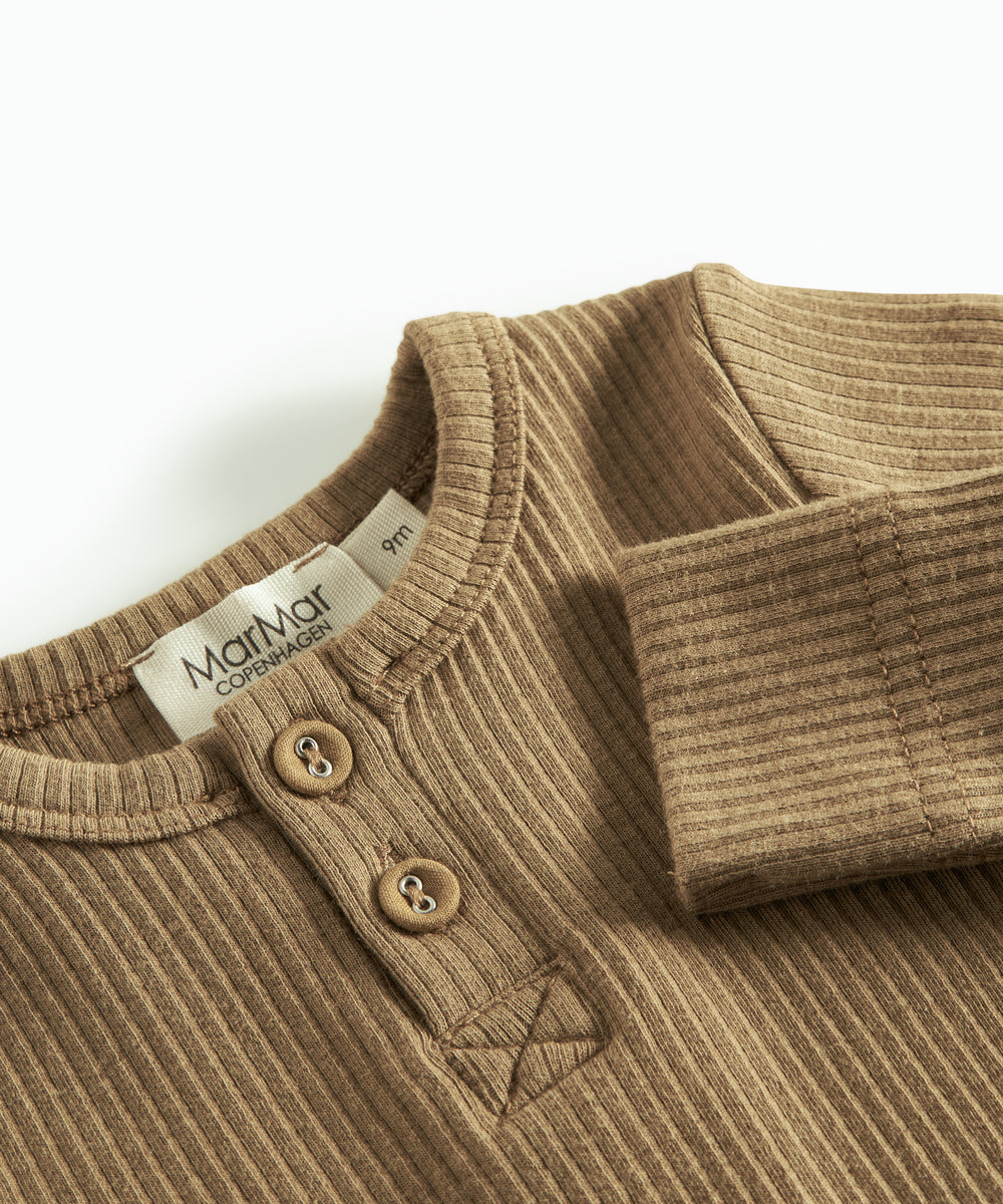 Brun ribstrikket babybody med lange ærmer, stolpe knaplukning og trykknapper mellem benene