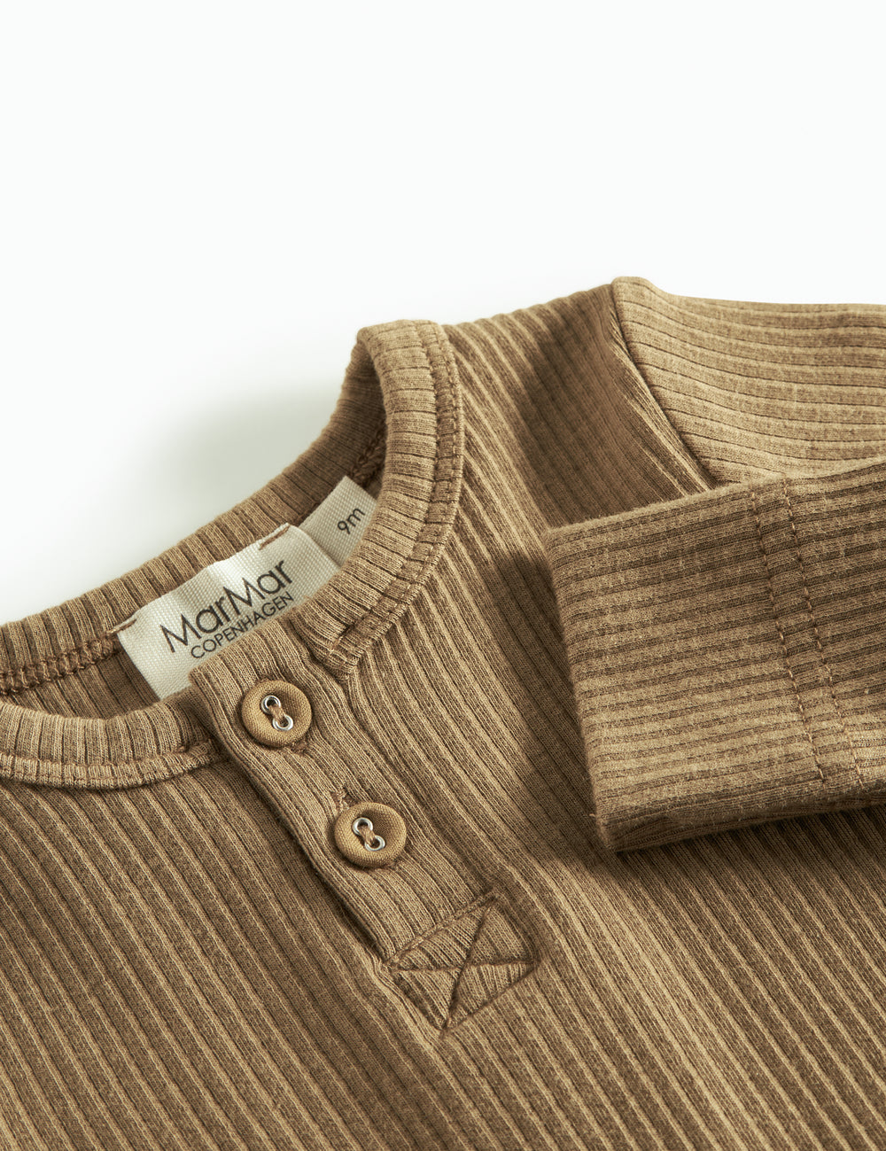 Brun strikket babybody med lange ærmer, stolpe knaplukning og trykknapper mellem benene.