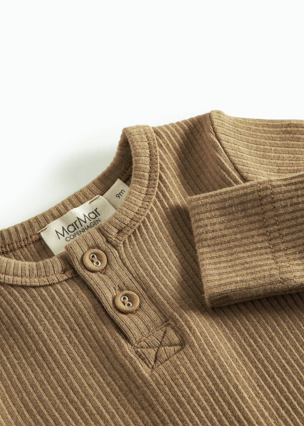 Brun ribstrikket babybody med lange ærmer, stolpe knaplukning og trykknapper mellem benene