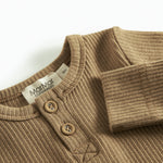 Brun ribstrikket babybody med lange ærmer, stolpe knaplukning og trykknapper mellem benene