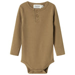 Brun ribstrikket babybody med lange ærmer, stolpe knaplukning og trykknapper mellem benene